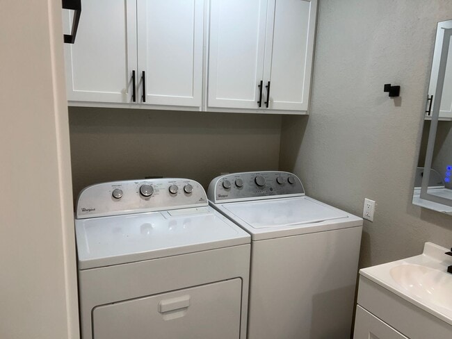 Building Photo - 4 Bed 2 Bath Apartment