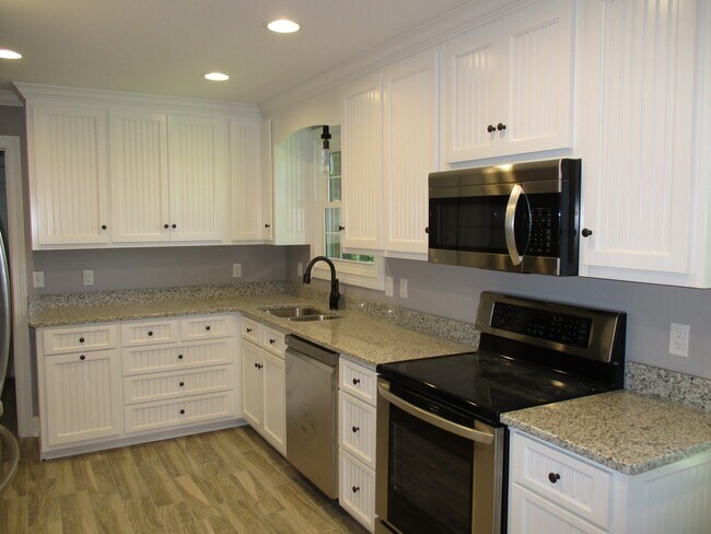 Building Photo - 3 Bedroom 2 Bath Home For Rent Across From The Golf Club!