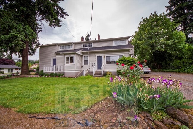 Building Photo - Two Bedroom Apartment Available in Milwaukie!