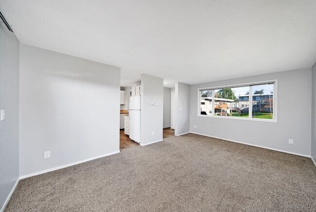 Building Photo - 2 bedroom 1 bath in Milwaukie!! 1st month free!