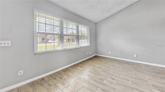 Building Photo - 305 Medina Ct