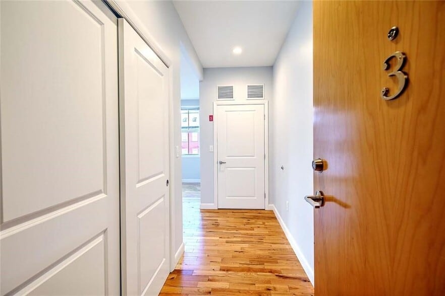 Building Photo - 400 Hope St