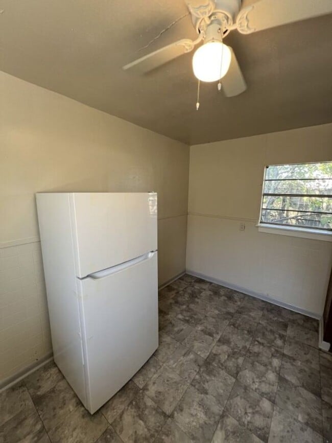 Building Photo - 2-Bedroom 1-Bath Home on Sunshine Rd!