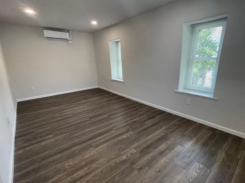 Building Photo - 566 E High St