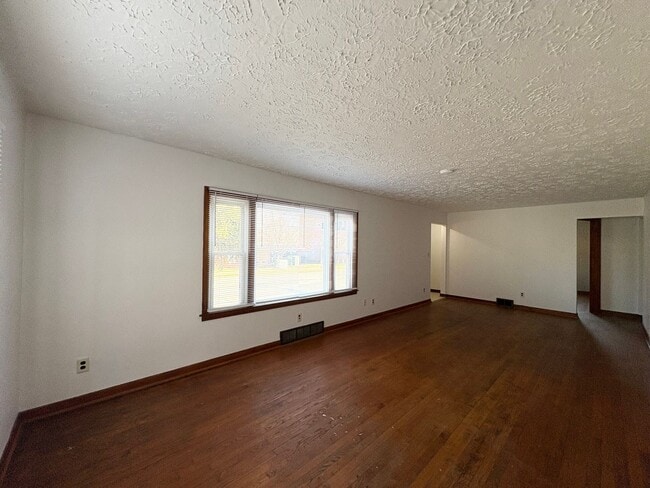 Building Photo - Attached Garage 3 Bed 2 Bath