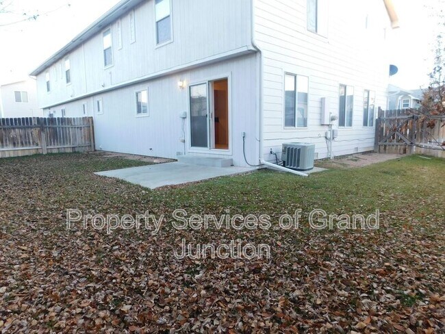 Building Photo - 3132 Shamrock Dr