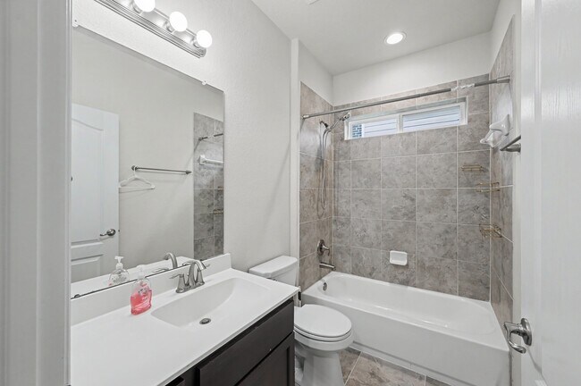 Building Photo - 21327 Somerset Shores Crossing