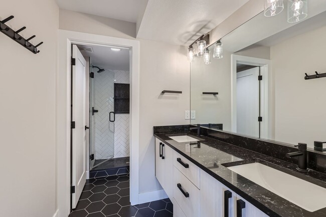 Building Photo - Stunning 3-Bedroom, 3.5-Bathroom Townhouse...