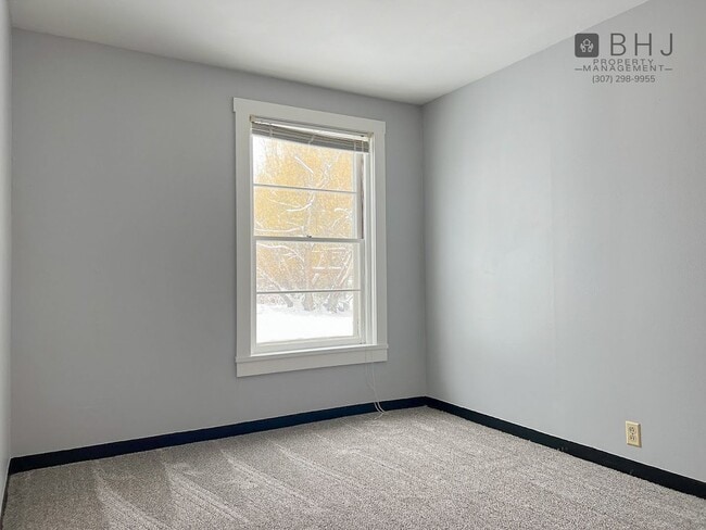 Building Photo - 6 month lease! 3 bed/ 1 bath Single Family Home on Coffeen!