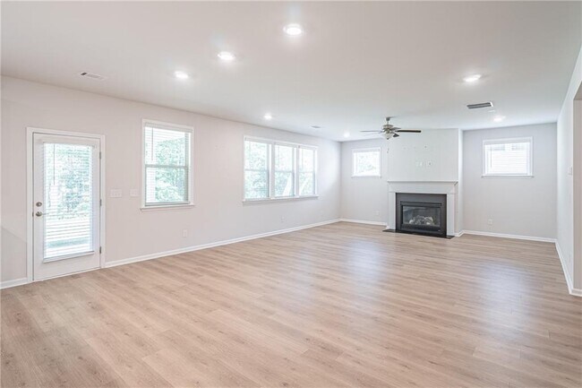Building Photo - 1825 Wellston Dr