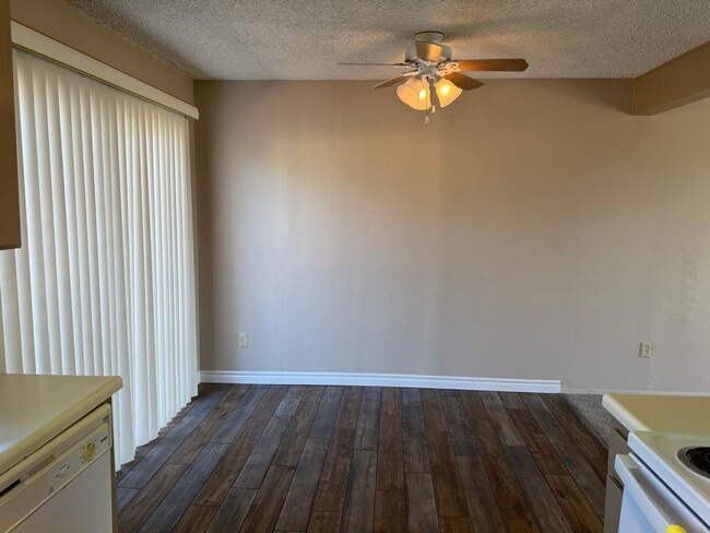 Building Photo - 3 Bedroom 2 Bath Condo Available Now!