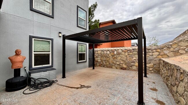 Building Photo - 633 Pete Payan Dr