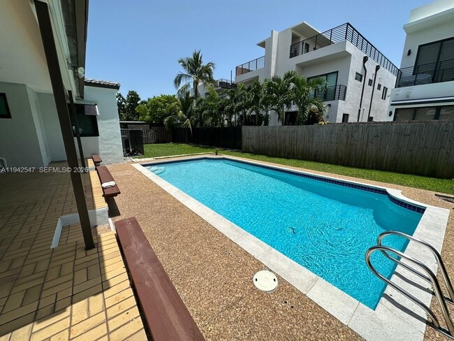 Building Photo - 3050 SW 21st St