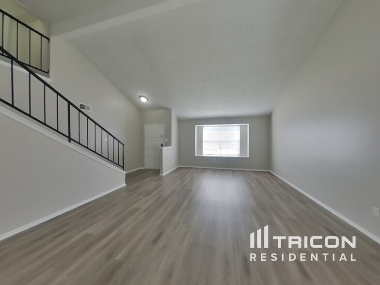 Building Photo - 3738 Xenophon Dr