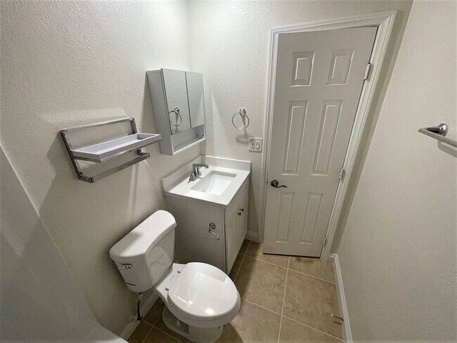 Building Photo - COSTA MESA 4BR/3BA TOWNHOME READY FOR MID-JULY OCCUPANCY