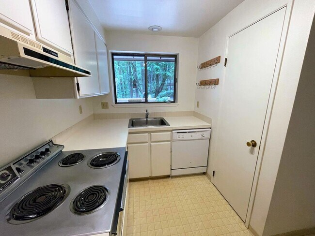 Building Photo - 2 br, 1.5 bath House - 138 Treehill Loop