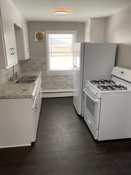 updated kitchen - 6062 Transit Rd