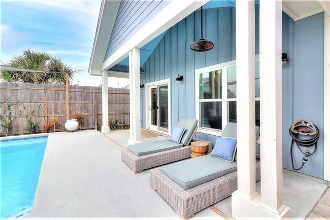 Building Photo - 224 E Oaks Ave