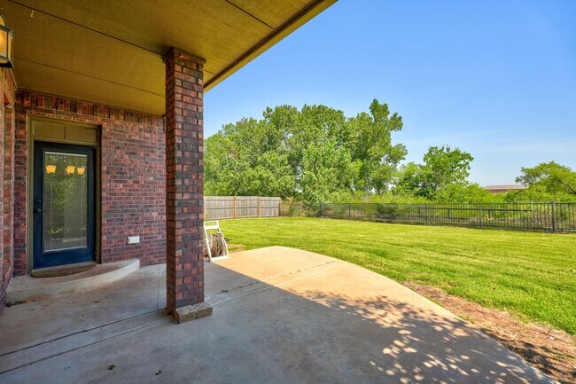 Building Photo - Stunning 3 Bedroom Home with Fireplace, Community Amenities & Open Floor Plan