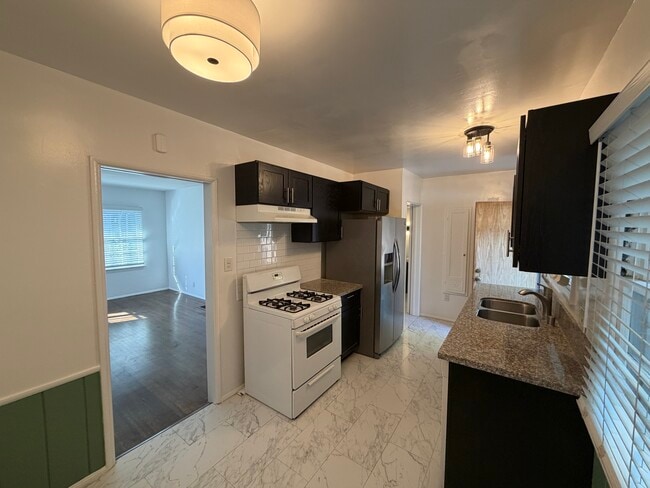 Building Photo - 124 N Beachwood Dr