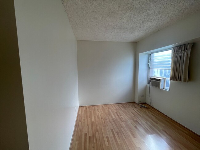 Building Photo - 2 Bedroom 1.5 Bathroom at Keoni Ana Waikik...