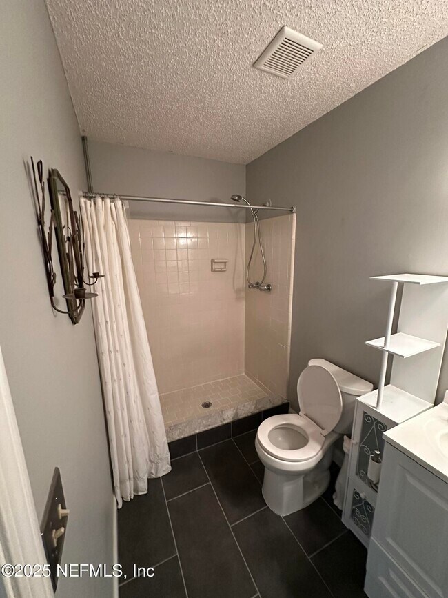 Building Photo - 1855 Alberta Ct N