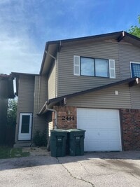 Building Photo - 3BR/2.5 Bath Townhouse with 1-car Garage