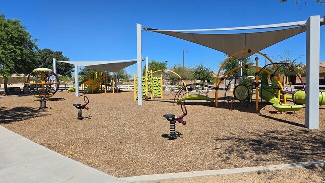 Building Photo - Popular Las Brisas community in Goodyear!