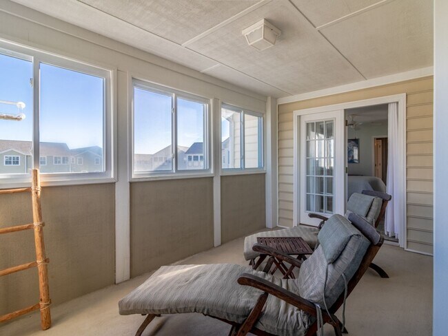 Building Photo - YEAR ROUND RENTAL- FURNISHED - 3 BEDROOM CONDO - WOODS COVE