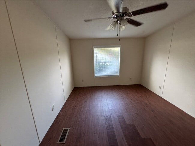 Building Photo - 146 Carmen Blvd