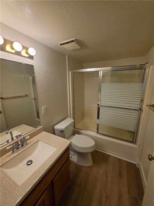 Building Photo - 1800 Club House Dr
