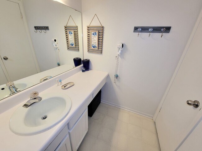 Building Photo - Two bedrooms two 1/2 bath townhome on Galv...