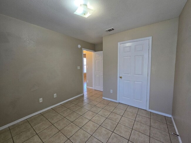 Building Photo - SECTION 8/HUD ACCEPTED - AVAILABLE NOW!