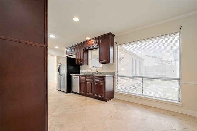 Building Photo - 13731 Greenway Dr