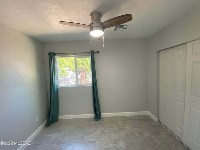 Building Photo - 2 bedroom single family w/yard & W/d