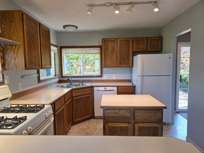 Building Photo - 2 Bedroom Home in Manette!