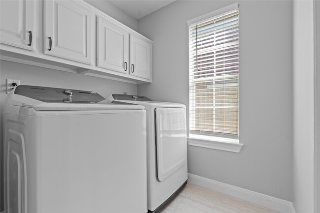 Building Photo - 14215 Scarborough Fair St