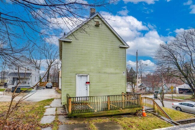 Building Photo - Spacious 3 Bedroom Akron Home