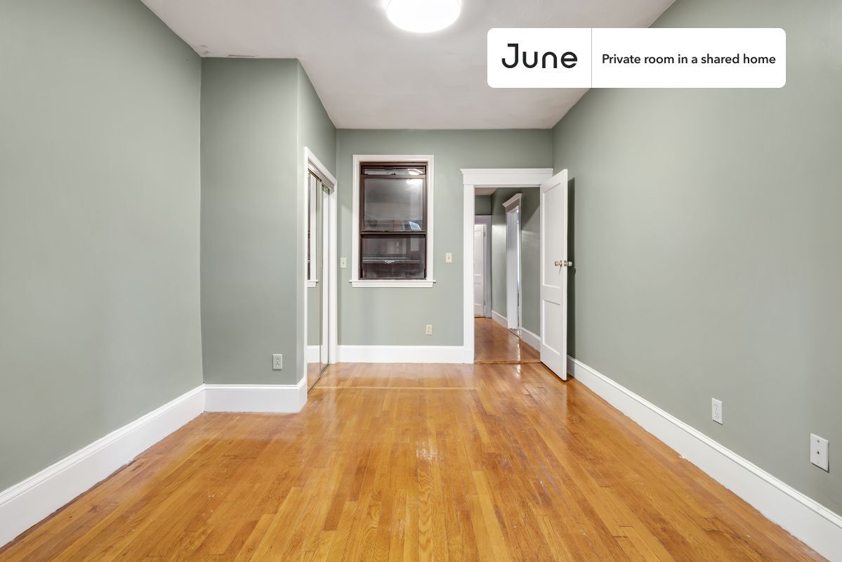 Building Photo - Private bedroom in 3 bed/2 bath Home