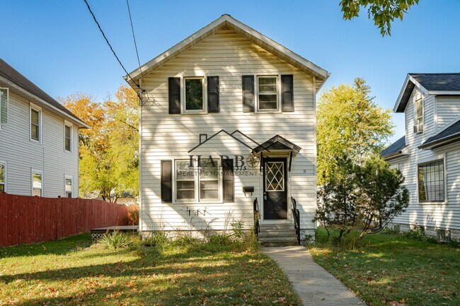 Building Photo - 4 Bedroom Home-Walking Distance to Downtown Rochester!