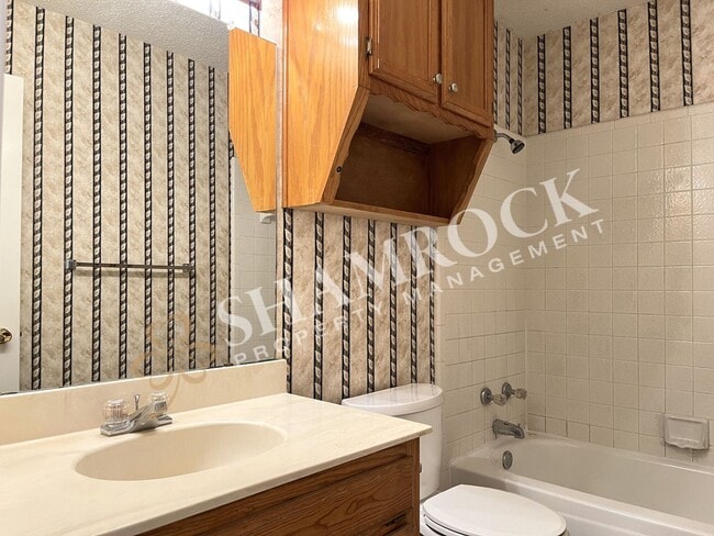 Building Photo - Midway Duplex