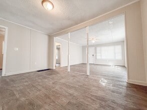 Building Photo - 3 Bed 1 Bath Single-Family Home - Big Yard!