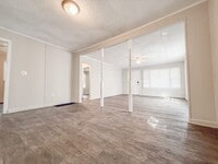 Building Photo - 3 Bed 1 Bath Single-Family Home - Big Yard!