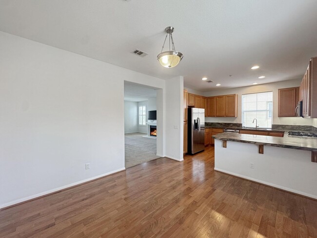 Building Photo - Great 4B/2.5BA Townhome in Santaluz!