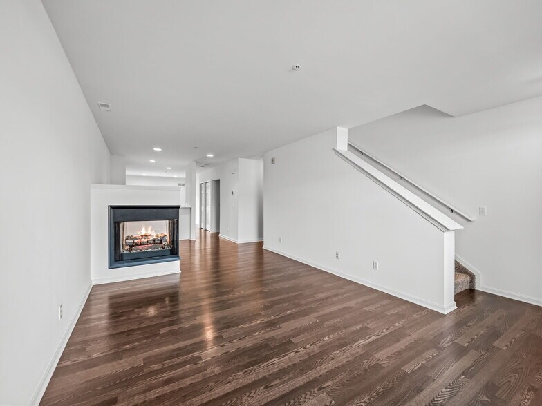 Building Photo - 3094 Camden Dr