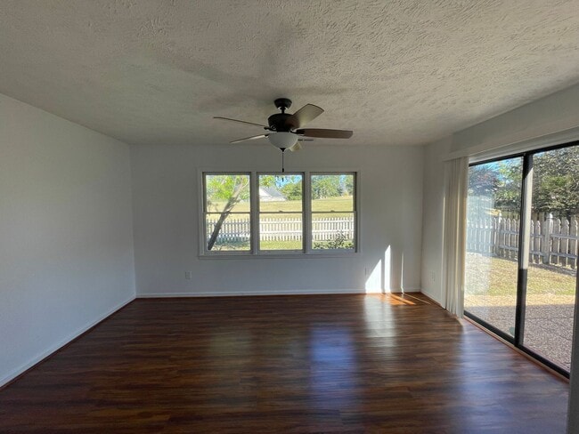 Building Photo - 3 bedroom, 2 bathroom home in Beau Rivage Plantation!