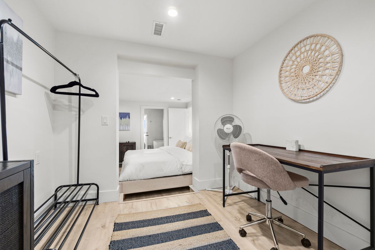 Building Photo - 2125 W California St