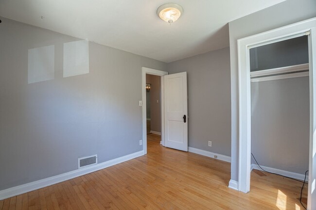 Building Photo - 2 Bed Home in the Heart of Whitefish Bay