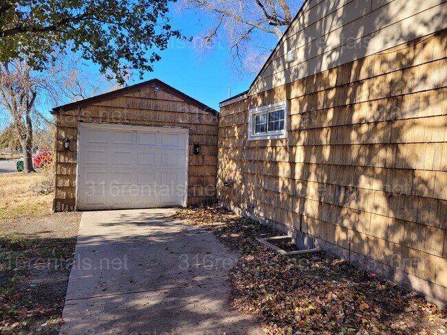 Building Photo - $895 - 2 bed 1 bath - Single Family Home