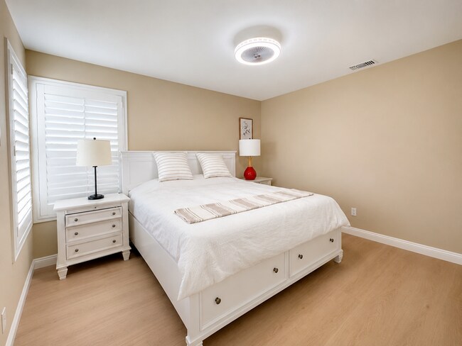 Building Photo - Furnished 4BR + Office | Putting Green Yard
